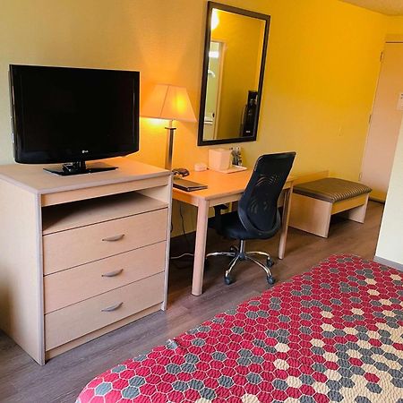 Super 8 By Wyndham Gloucester Gloucester City Exteriör bild