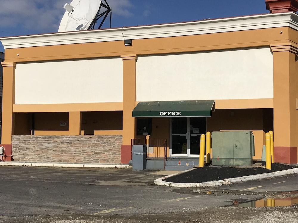 Super 8 By Wyndham Gloucester Gloucester City Exteriör bild