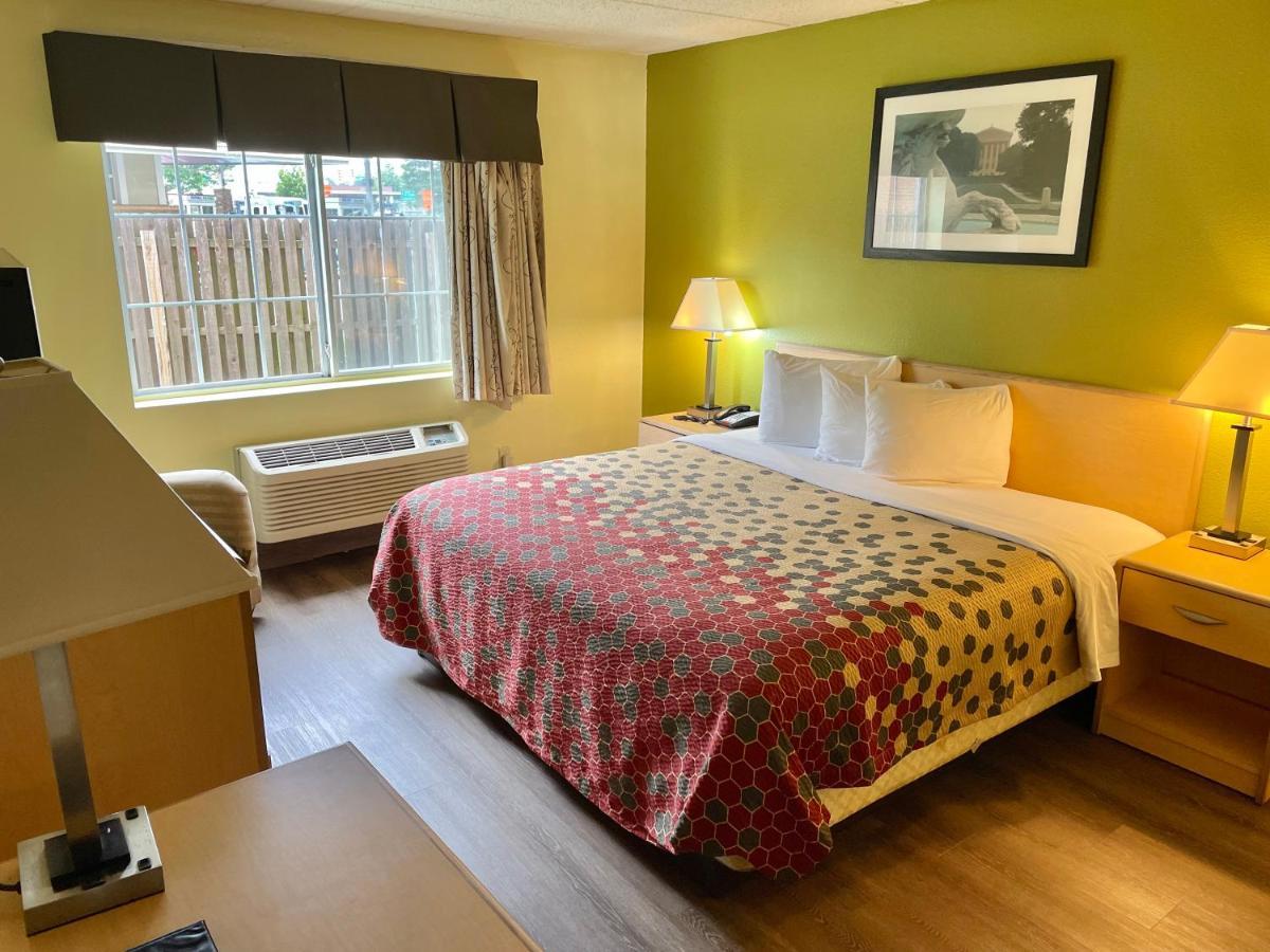 Super 8 By Wyndham Gloucester Gloucester City Exteriör bild