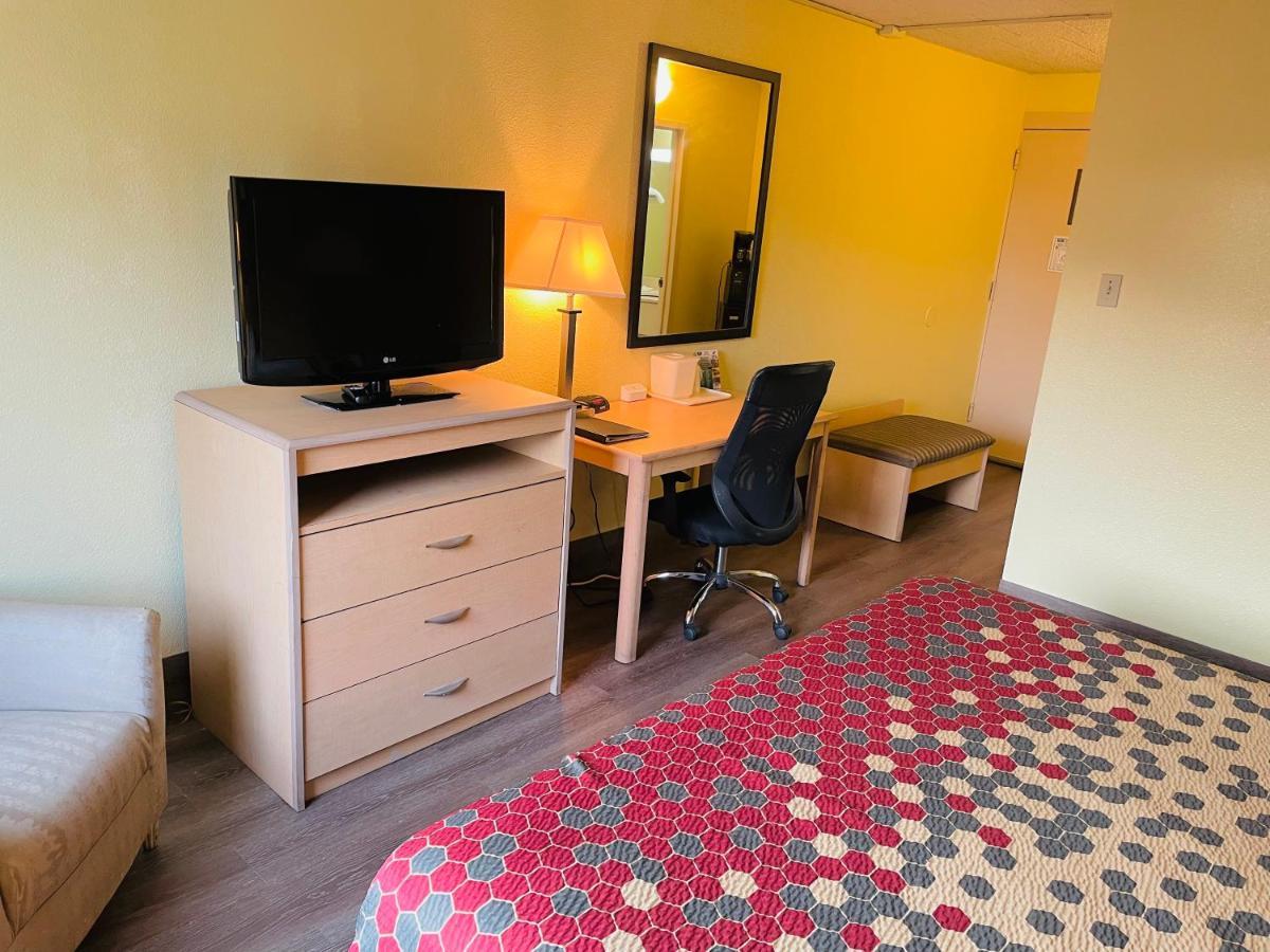 Super 8 By Wyndham Gloucester Gloucester City Exteriör bild