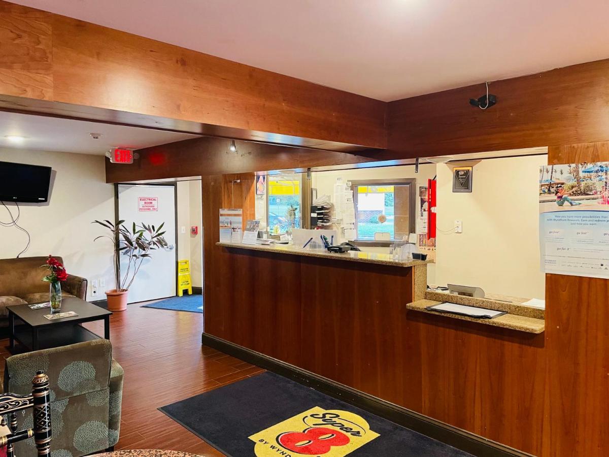 Super 8 By Wyndham Gloucester Gloucester City Exteriör bild