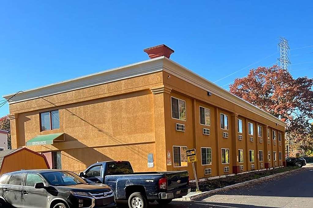 Super 8 By Wyndham Gloucester Gloucester City Exteriör bild