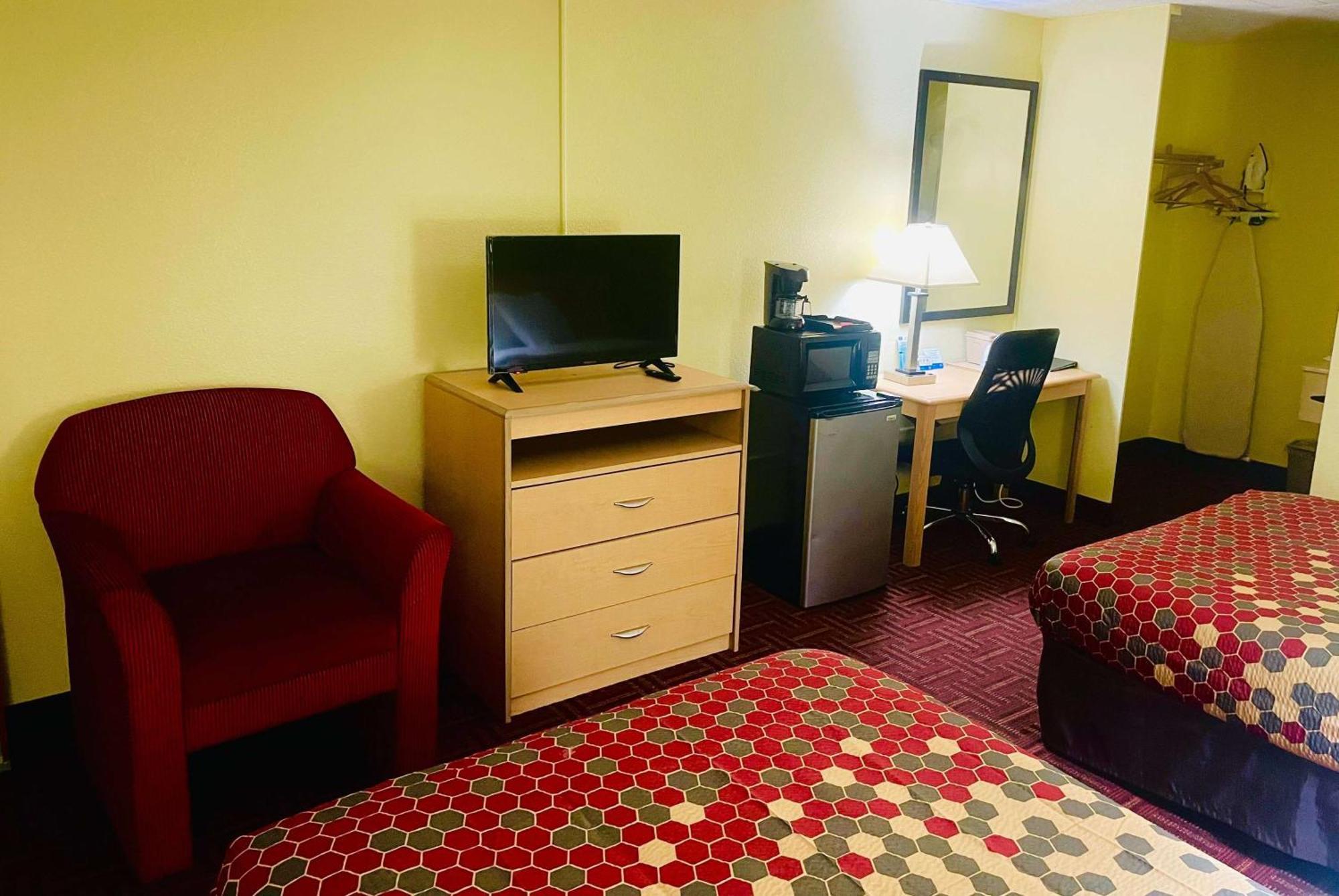 Super 8 By Wyndham Gloucester Gloucester City Exteriör bild