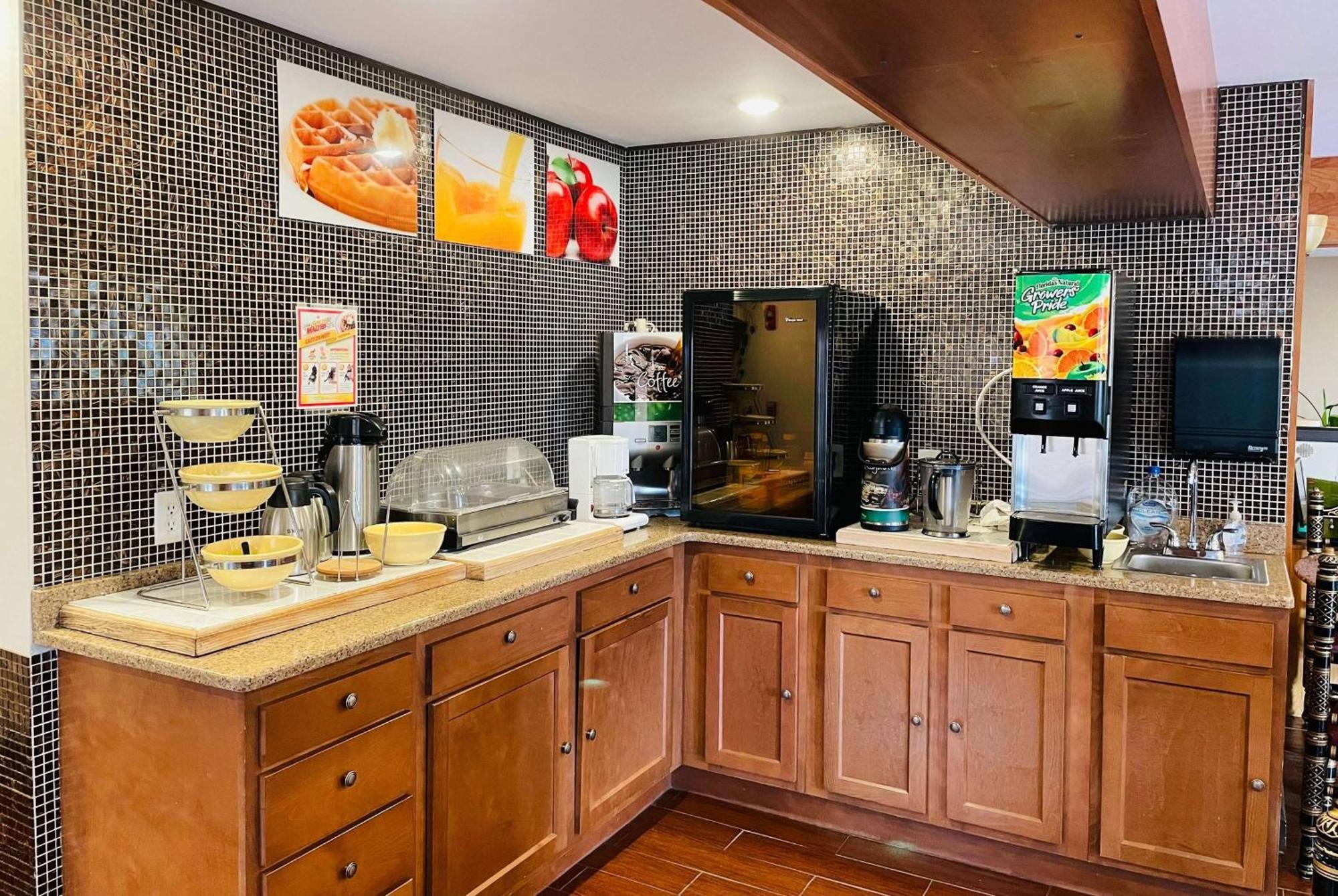 Super 8 By Wyndham Gloucester Gloucester City Exteriör bild