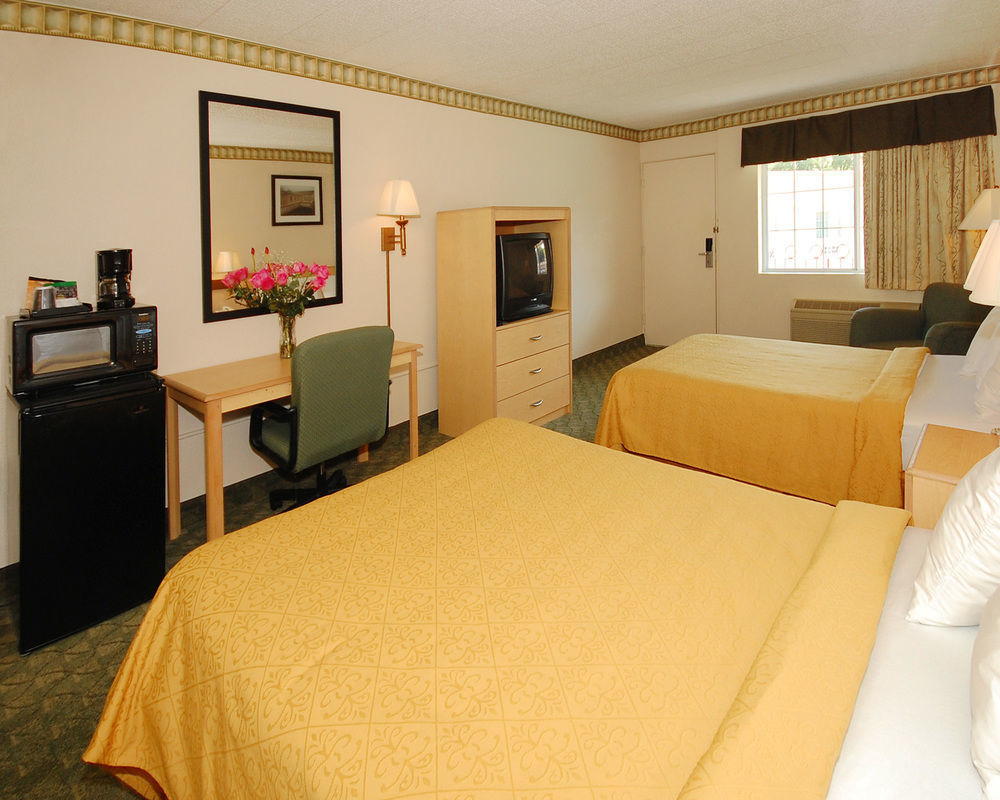 Super 8 By Wyndham Gloucester Gloucester City Exteriör bild
