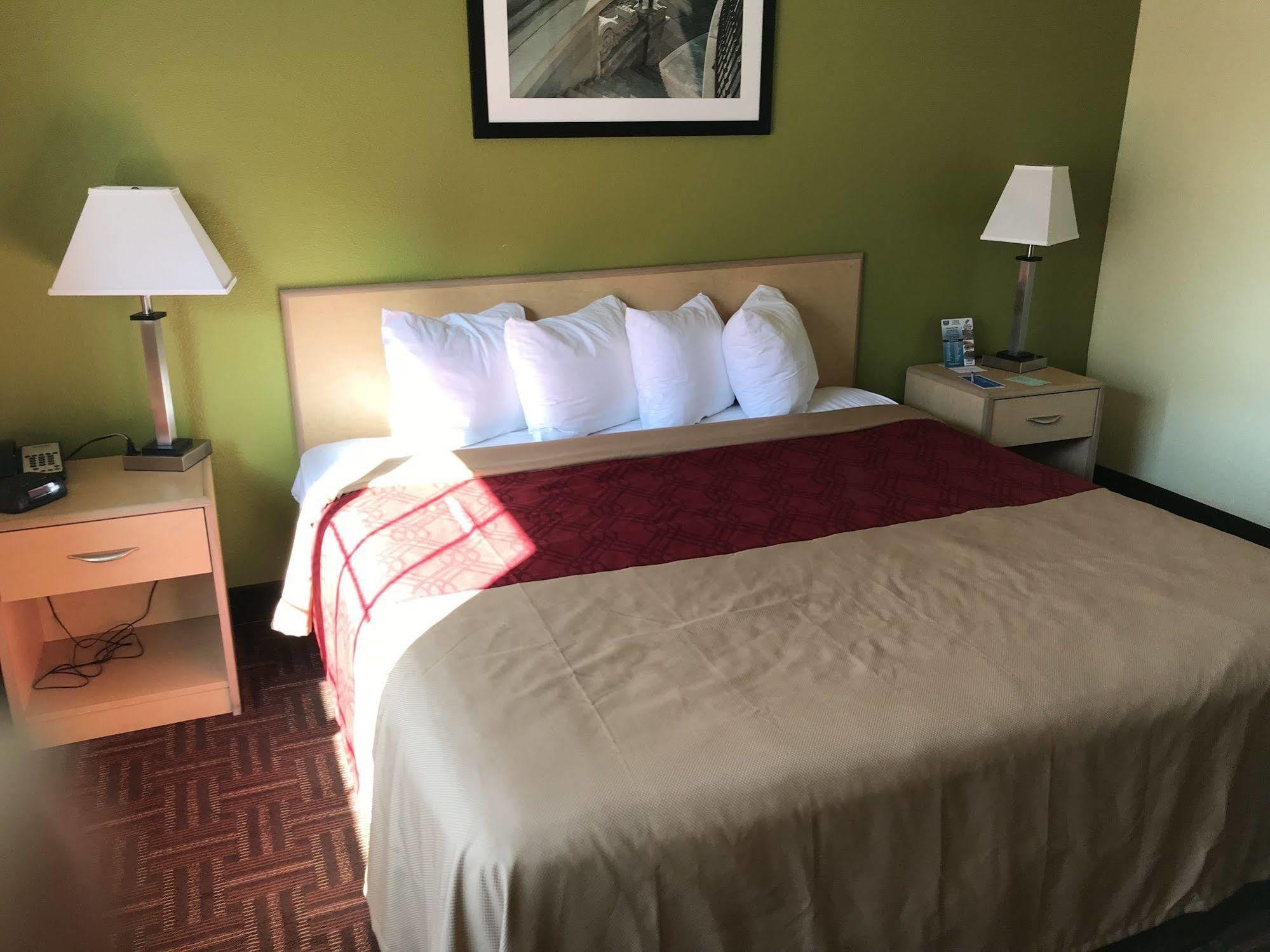 Super 8 By Wyndham Gloucester Gloucester City Exteriör bild