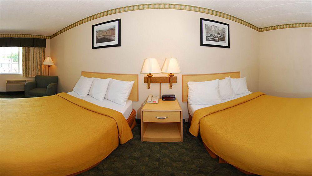 Super 8 By Wyndham Gloucester Gloucester City Exteriör bild